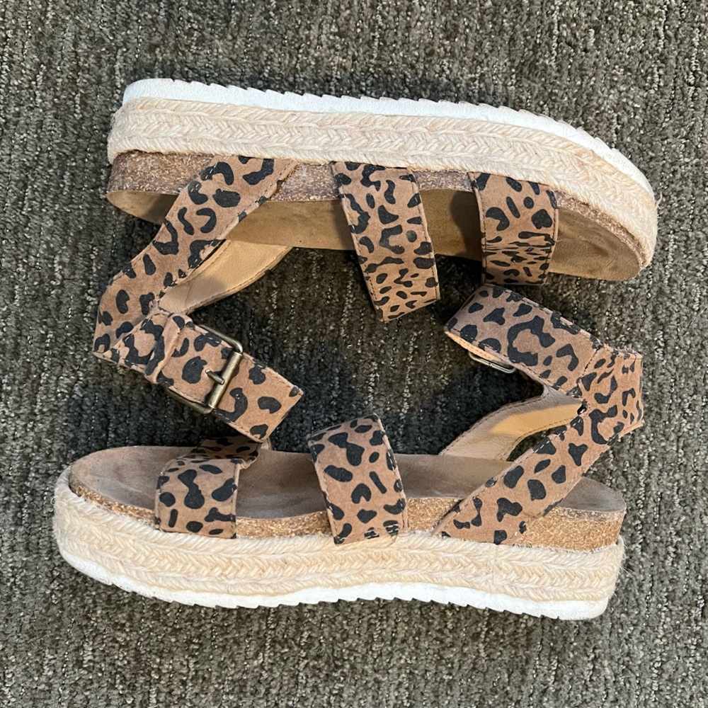 Universal Thread Leopard Sandals - Picture 4 of 6